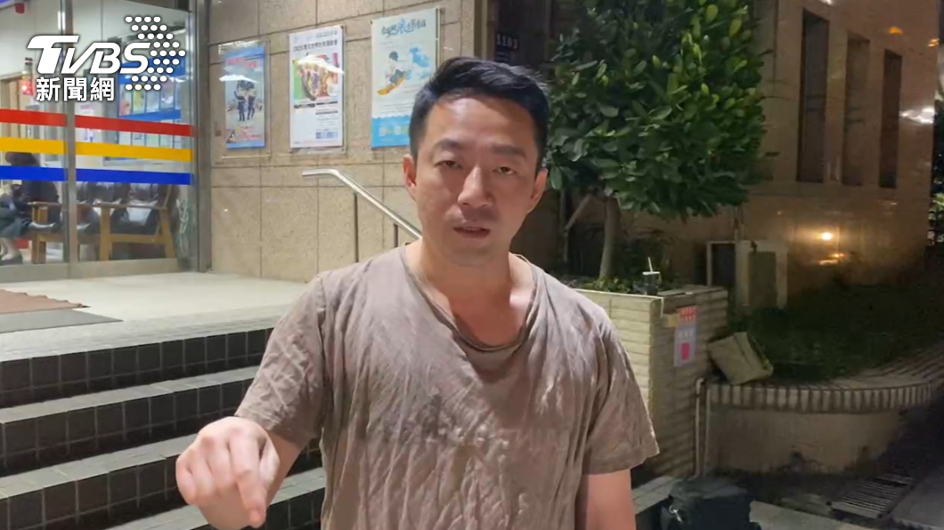 汪小菲現身警局的穿著引起關注。(圖/TVBS)