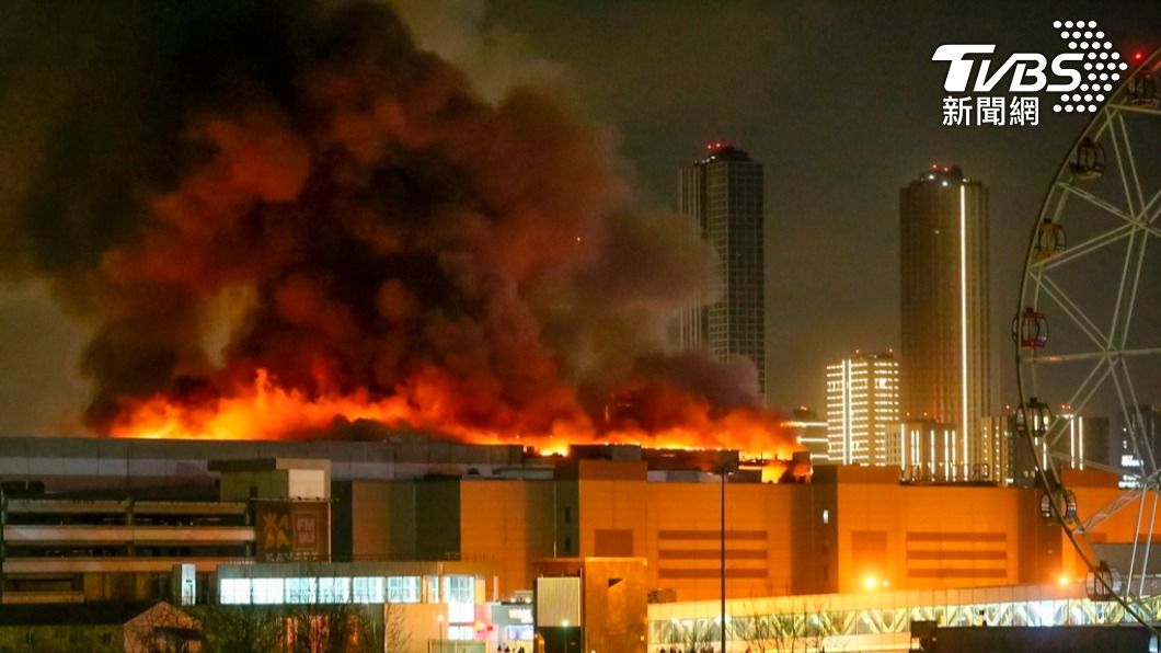 兇手投擲的爆裂物導致音樂廳屋頂著火、部分坍塌。（圖／達志影像美聯社）