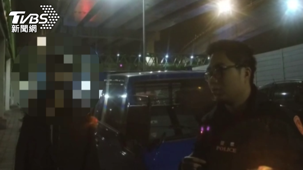警方起初到場時,年輕人還堅稱少年是自己跌倒。(圖/TVBS)