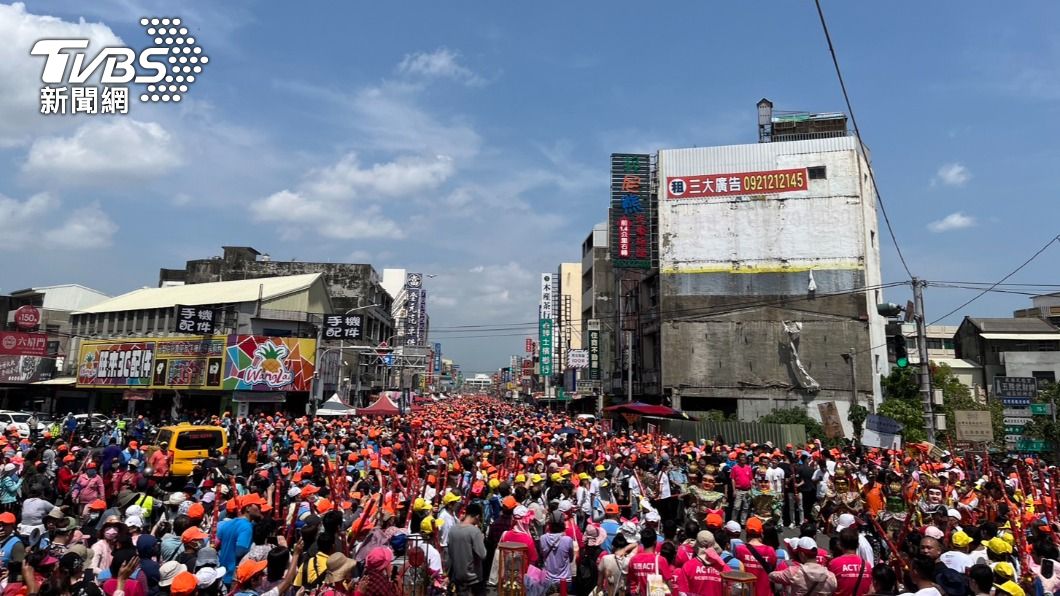 現場人潮眾多,皆是為了等待白沙屯媽祖到來。 (圖/陳祁攝)