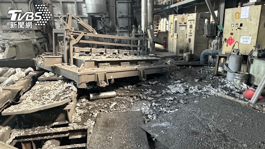高雄湖內一間鋁製工廠爆炸造成2死6傷。(圖/TVBS)