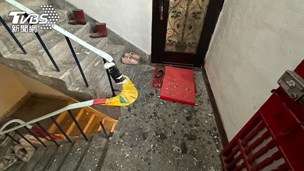 住戶聽到爆炸聲後發現玻璃震碎,地墊燒焦燻黑,隨即報警。(圖/TVBS)
