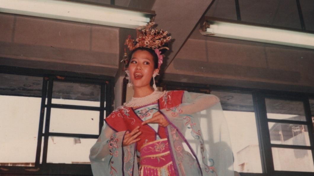 寇乃馨穿民俗服裝登台演出。（圖／寇乃馨提供）