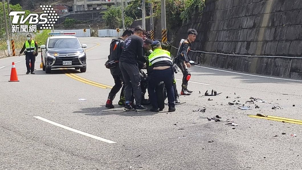 警方協助移動事故車輛。(圖/TVBS)