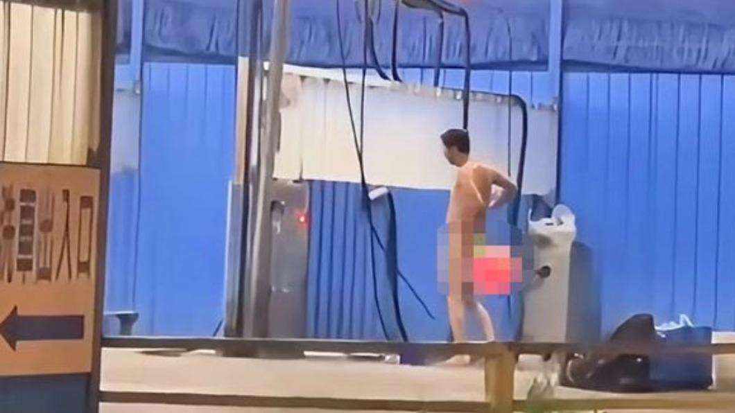 洗車場男脫光全裸「爽洗澡」 路人看傻:不痛嗎?