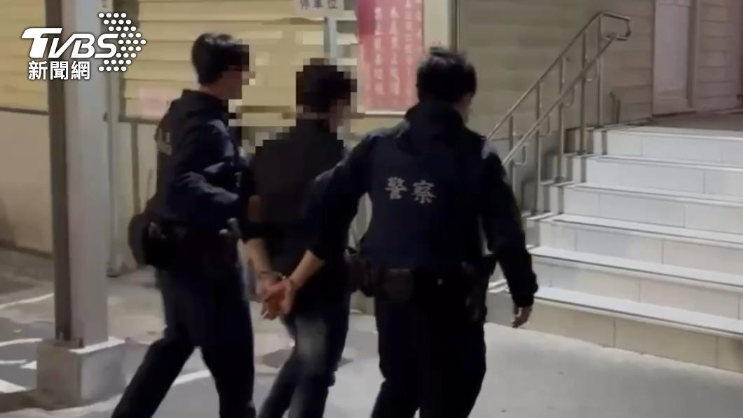 警方將他依法解送歸案,同時再開出12張罰單。(圖/TVBS)