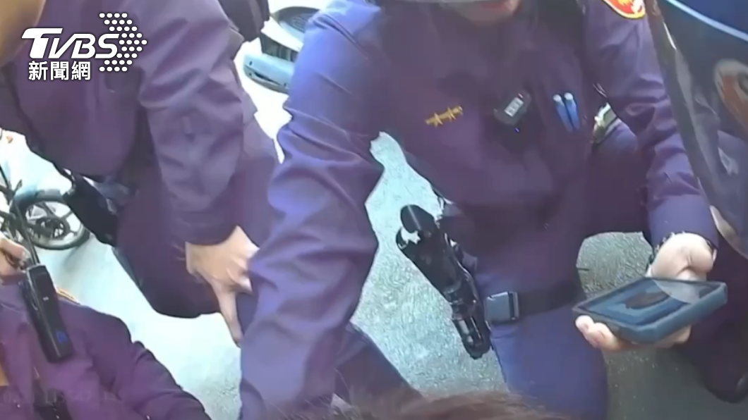 線上支援警力到場,合力將嫌犯壓制逮捕。(圖/TVBS)