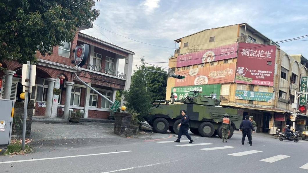 國軍雲豹裝甲車自撞路燈!派出所衰遭殃被波及 軍方回應了