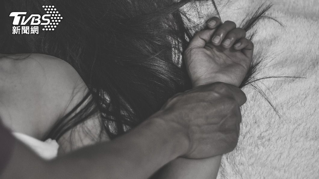 交往國中妹「噁逼下海」!南投爸爽拍慾照 吃完嗨搖錢慘了