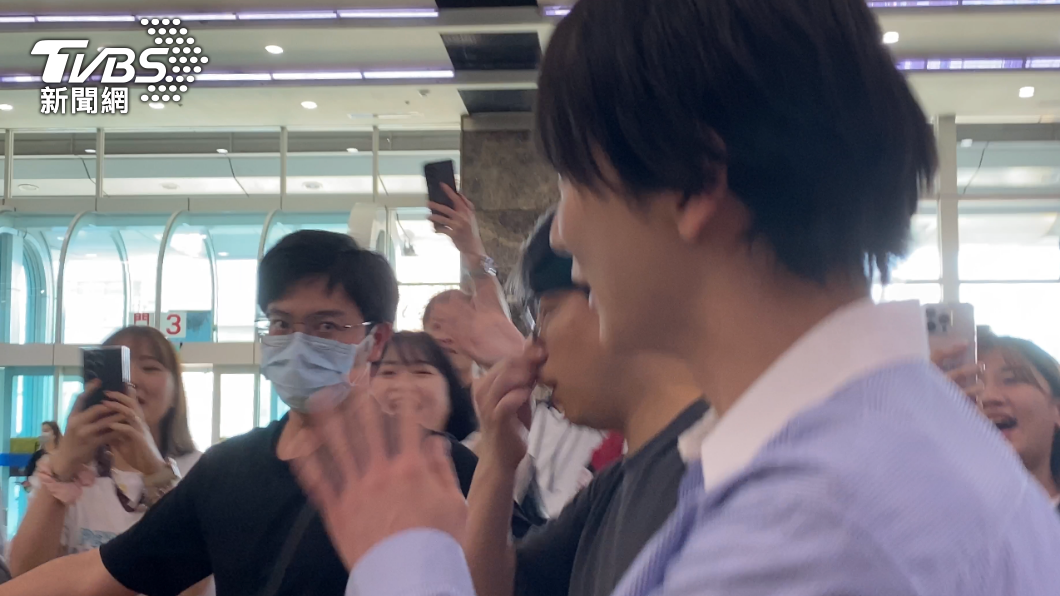 在小港機場見到許多粉絲接機讓KEY感動。(圖/TVBS)