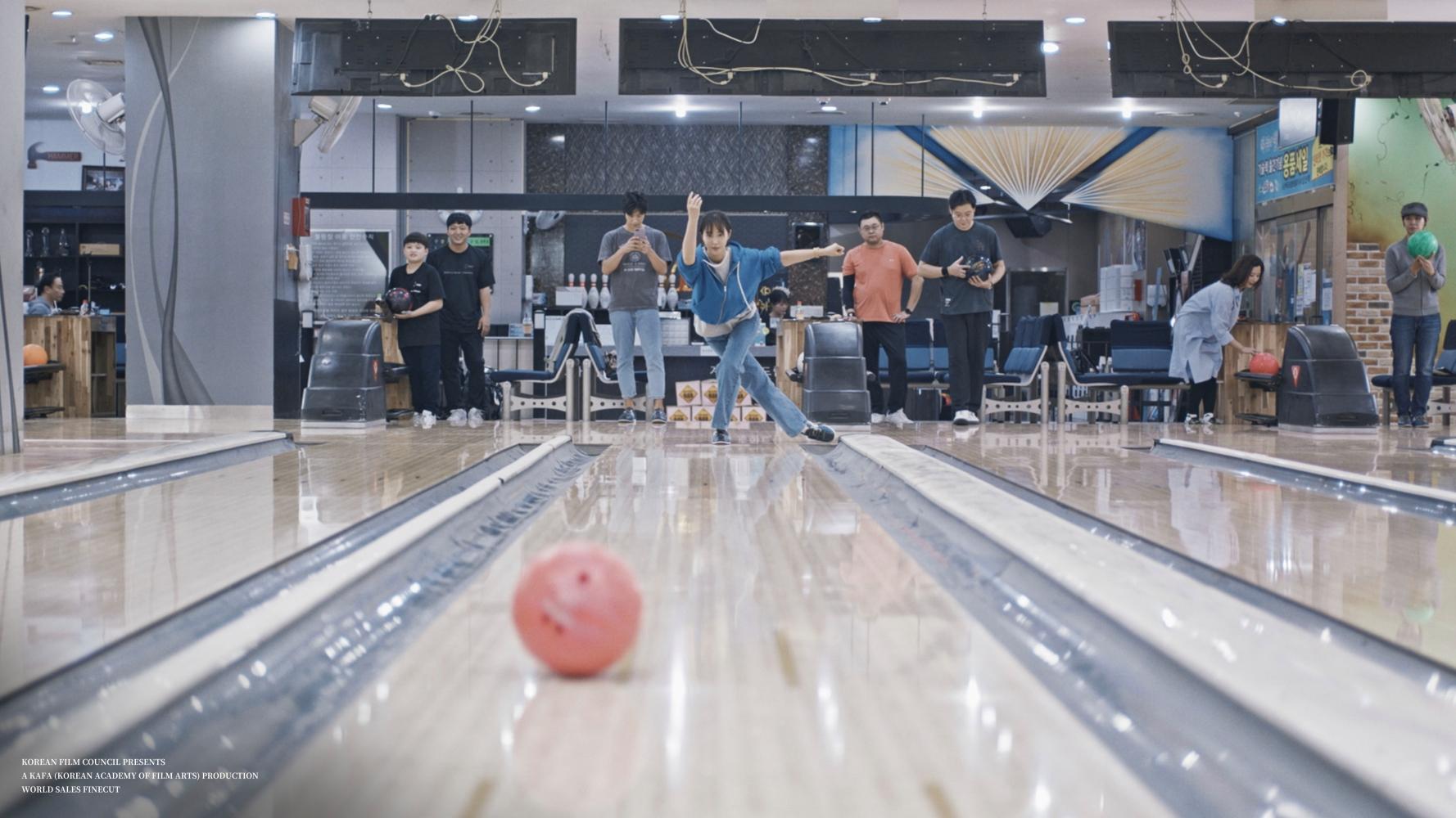 俞利於《Strike!娜英》演出平凡地方記者,因接觸保齡球重拾生活重心。(圖/原創娛樂提供)