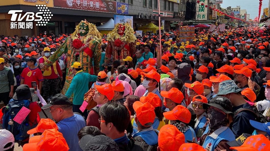 民眾提前至北港朝天宮等待白沙屯媽祖到來。(圖/胡瑞麒攝)