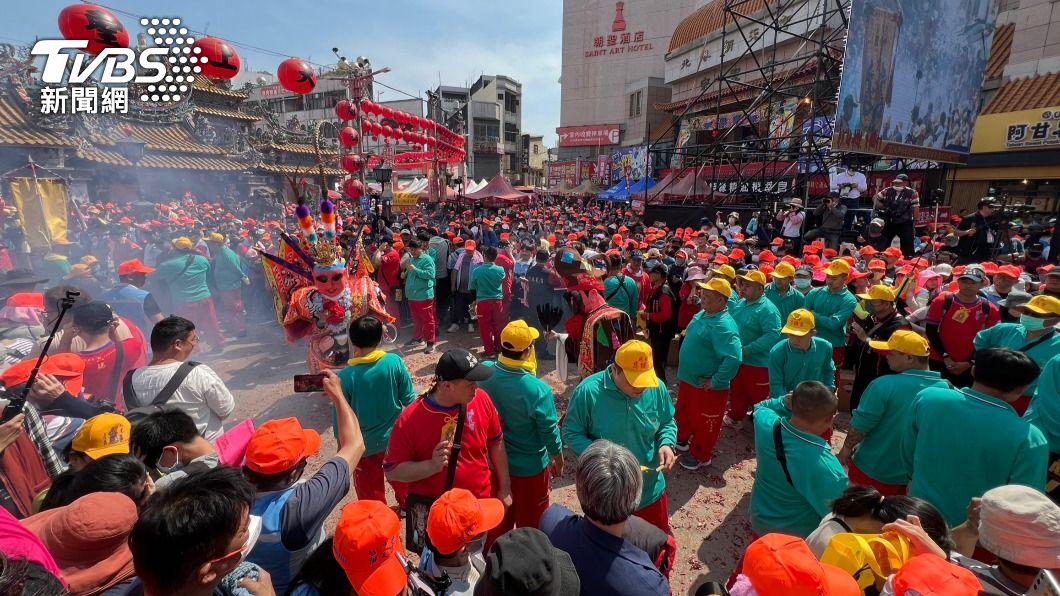 民眾提前至北港朝天宮等待白沙屯媽祖到來。(圖/胡瑞麒攝)