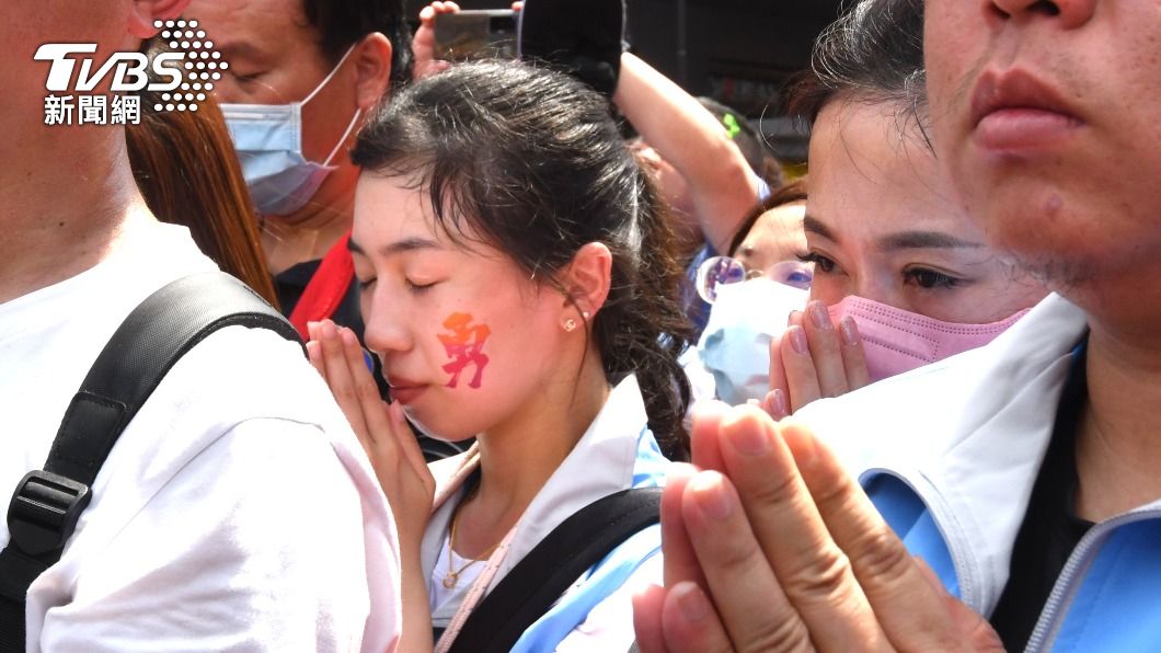 民眾提前至北港朝天宮等待白沙屯媽祖到來。(圖/胡瑞麒攝)