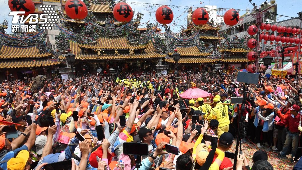 白沙屯媽祖「三進三退」衝入北港朝天宮。(圖/胡瑞麒攝)