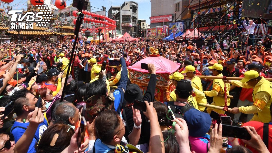 白沙屯媽祖的鑾轎又被稱「粉紅超跑」。(圖/胡瑞麒攝)