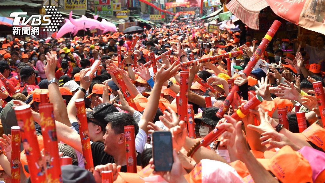 熱情的民眾搶拍白沙屯媽祖。(圖/胡瑞麒攝)