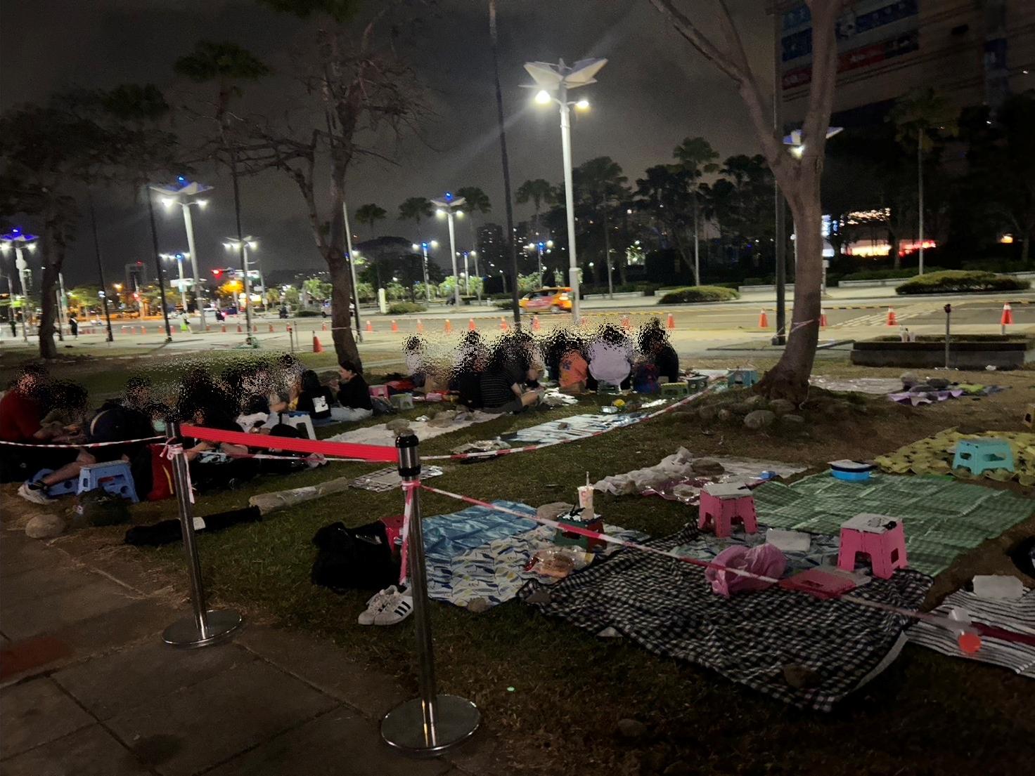 23日晚上已經有超過百名粉絲為SJ D&E夜排。(圖/讀者提供)