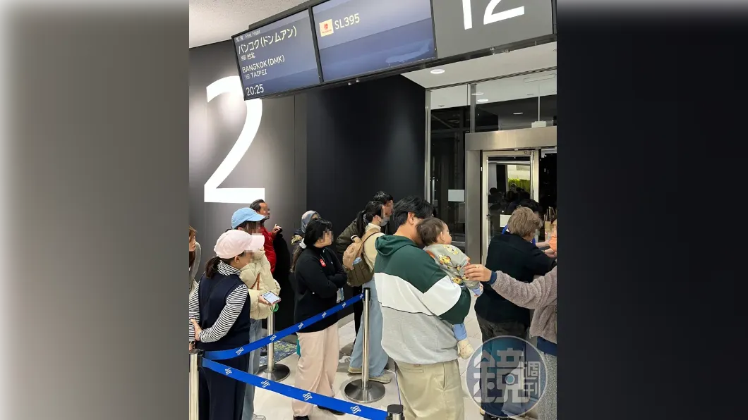 泰國獅航395玻璃破裂,台籍旅客滯留東京。(圖/讀者提供)