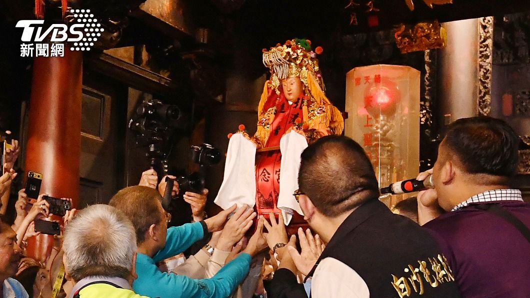 白沙屯媽祖凌晨完成進行刈火儀式後起駕回鑾。 (圖/胡瑞麒攝)