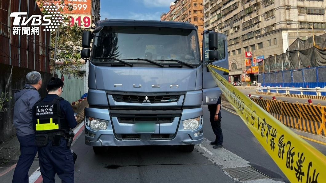 砂石車與機車碰撞。(圖/TVBS)