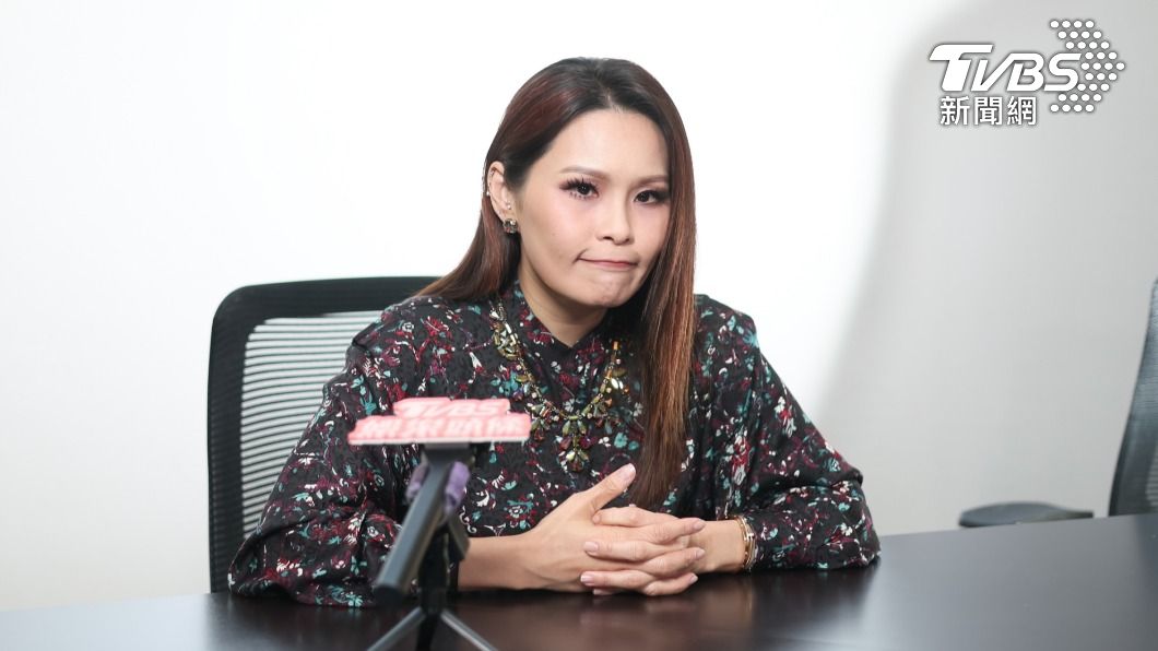 周蕙其實私下個性很內向,自嘲外出聚會時都是「角落生物」。(圖/趙世平攝)