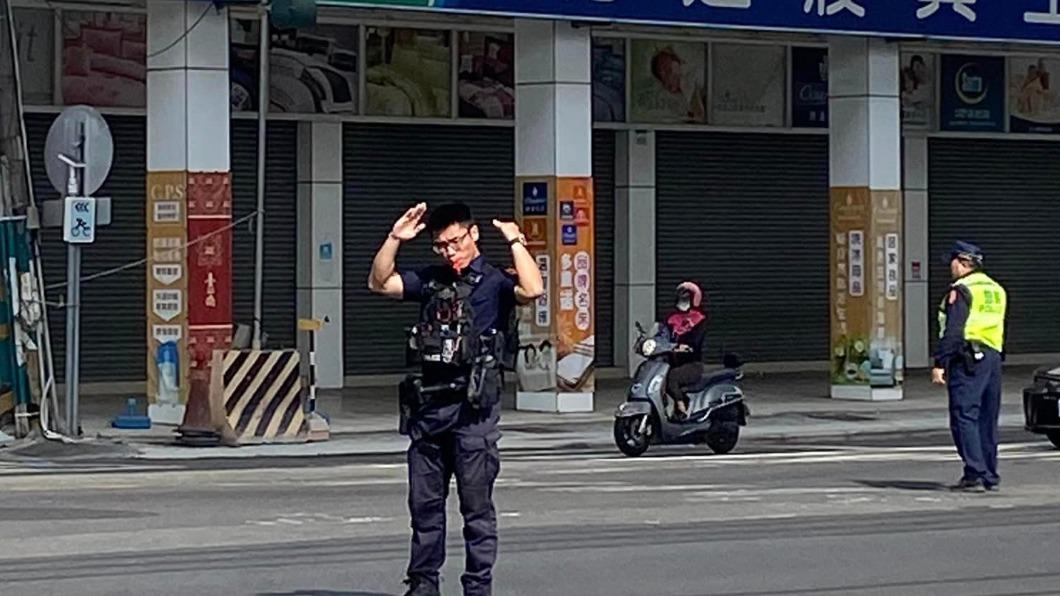 因無預警停電，警方協助指揮交通。（圖／翻攝自臉書我是岡山人）