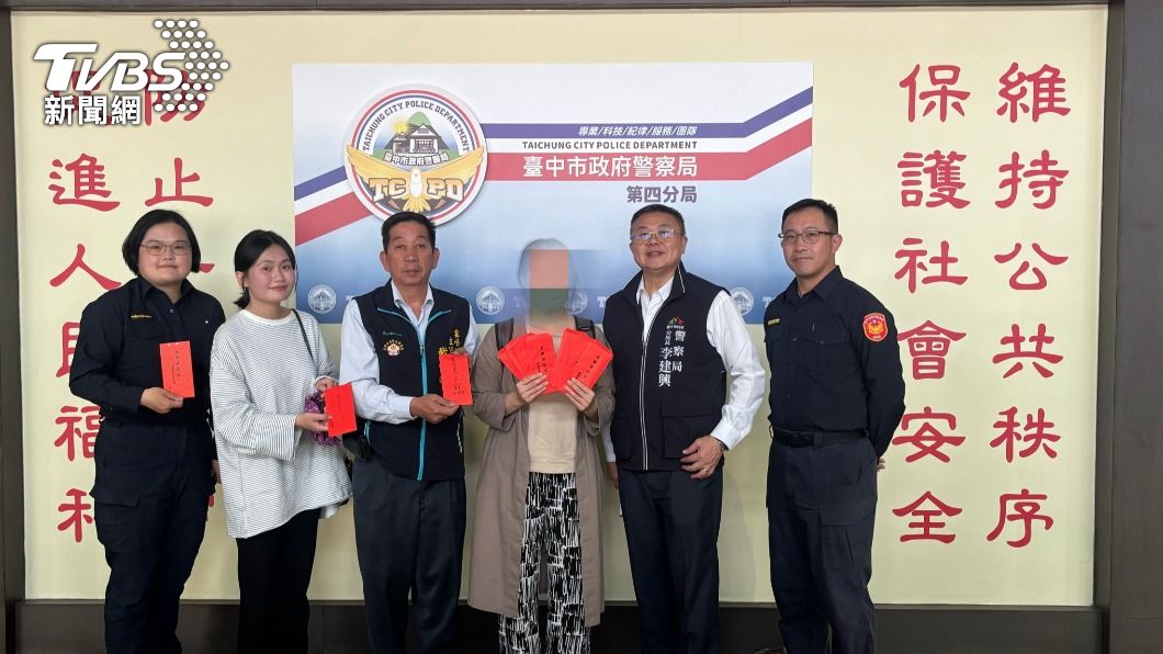 警方與地方人士籌募善款。(圖/TVBS)