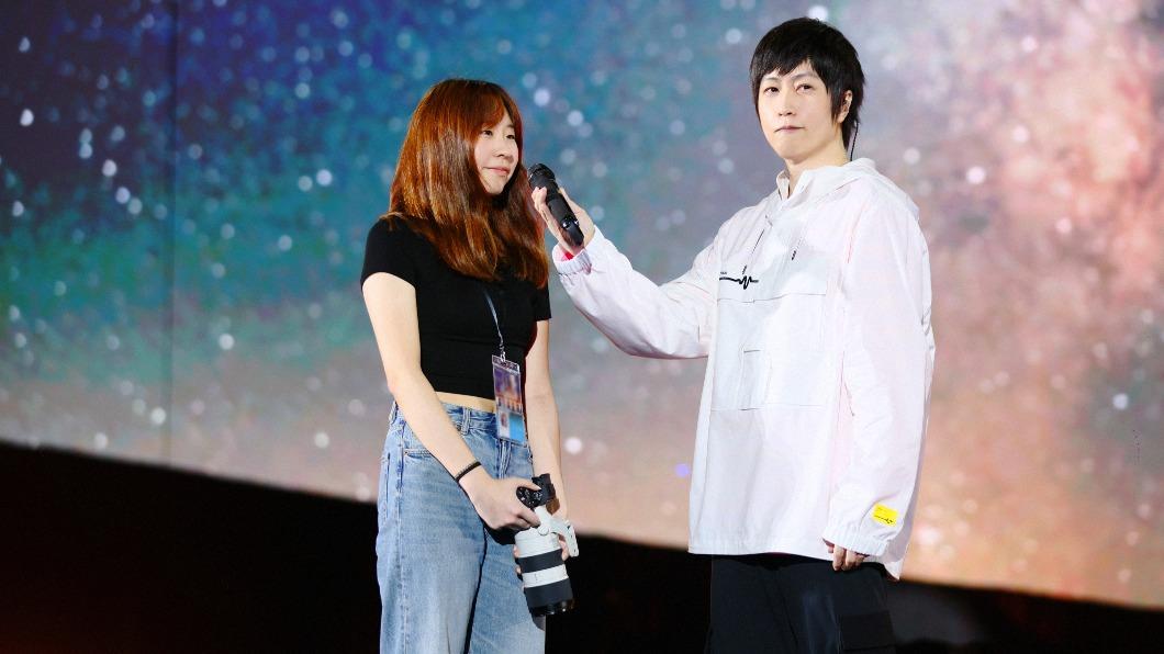 五月天高雄開唱!阿信突帶正妹攝影師上台 身分起底竟是星二代