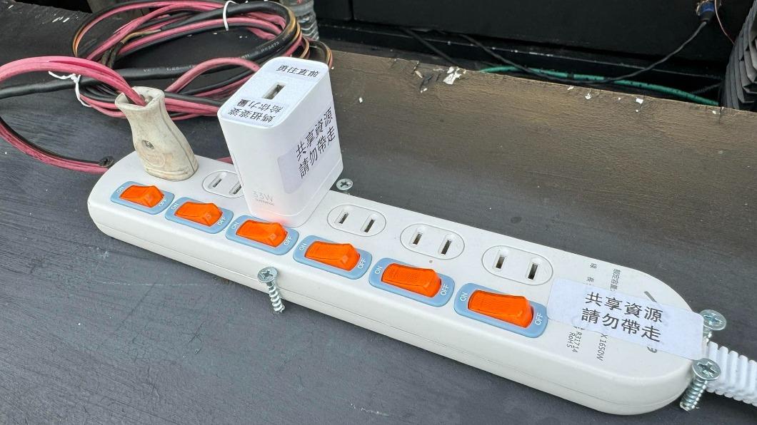 善心供充電慘況曝!香客「線全被拔光」 豆腐頭6小時內剩1個