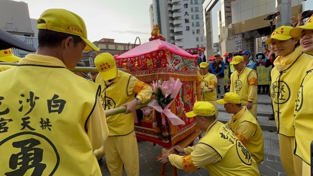 白沙屯媽祖顯靈!女兒跪求「癌末母續命」 奇蹟活到清明節