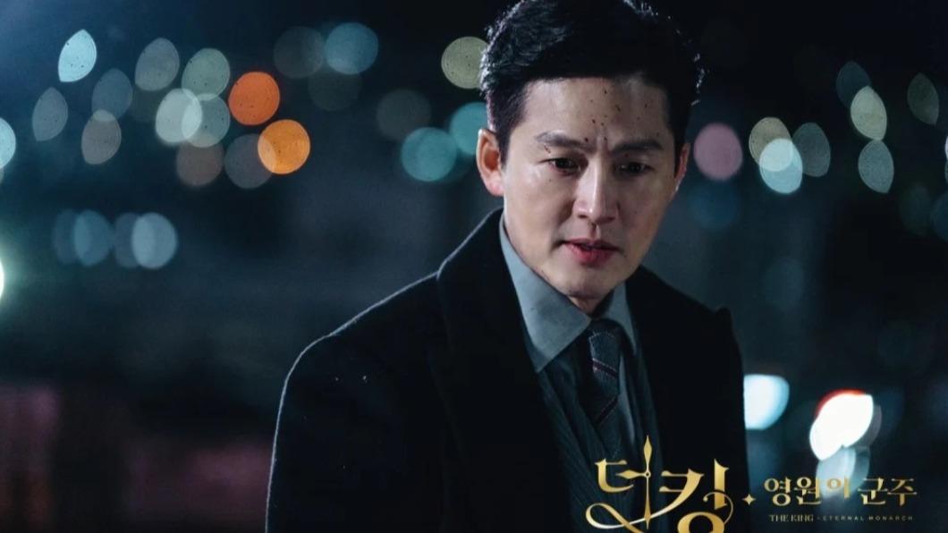 李廷鎮在《永遠的君主》中飾演反派親王李霖,一直想搶奪姪子李敏鎬的王位。(圖/翻攝自MBC)