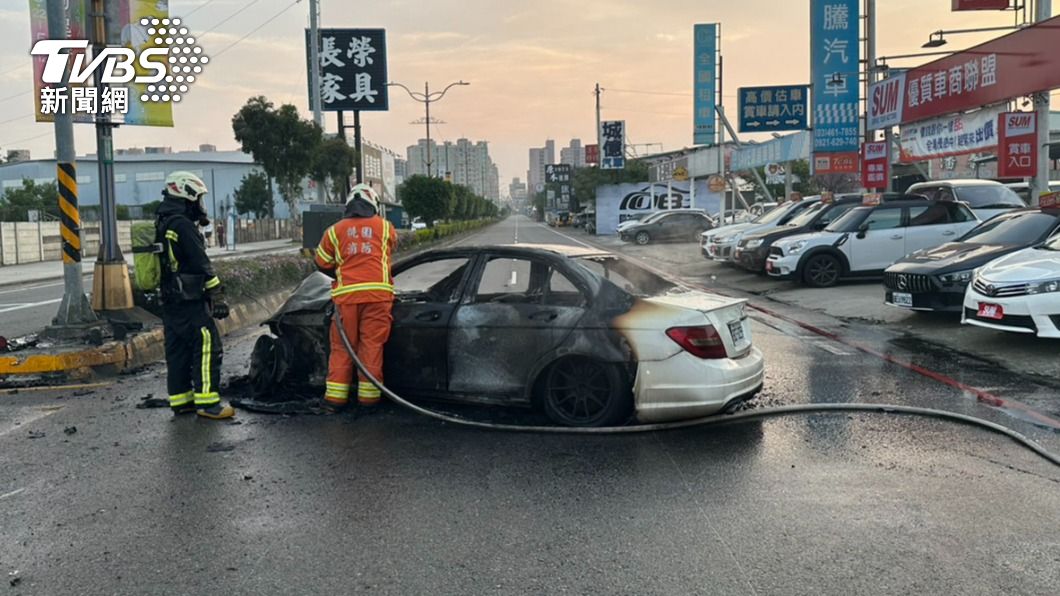 白色轎車燒成黑的。（圖／TVBS）