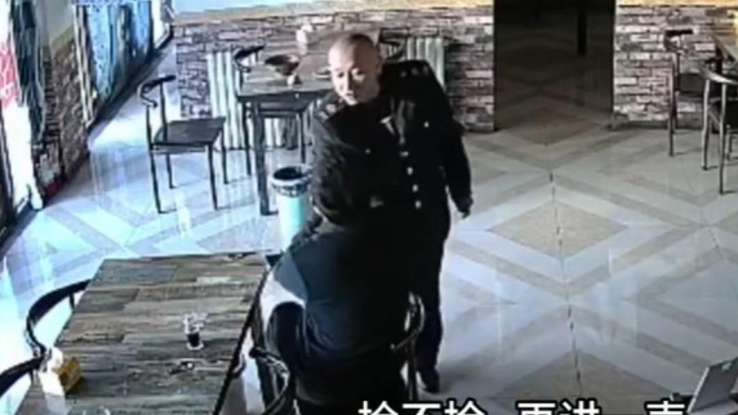 男司機不理會,制服男直接動手掐脖。(圖/翻攝自觀察者網)
