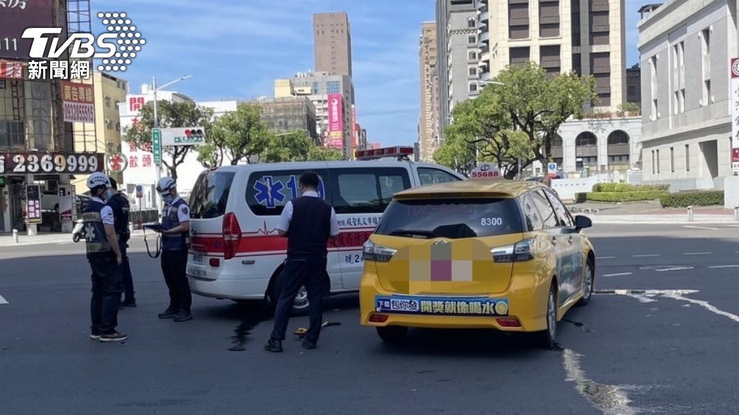 又是未禮讓!救護車「一路鳴笛」遭小黃撞擊 病患換車急送醫