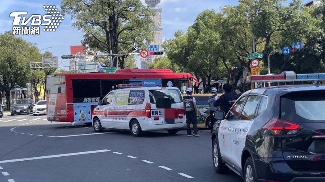 救護車上的病患因擦撞事故,而換另一台救護車送醫。(圖/TVBS)