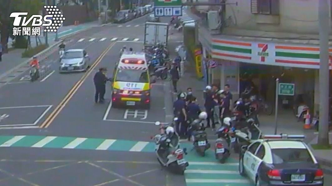 大批員警獲報趕抵。（圖／TVBS）