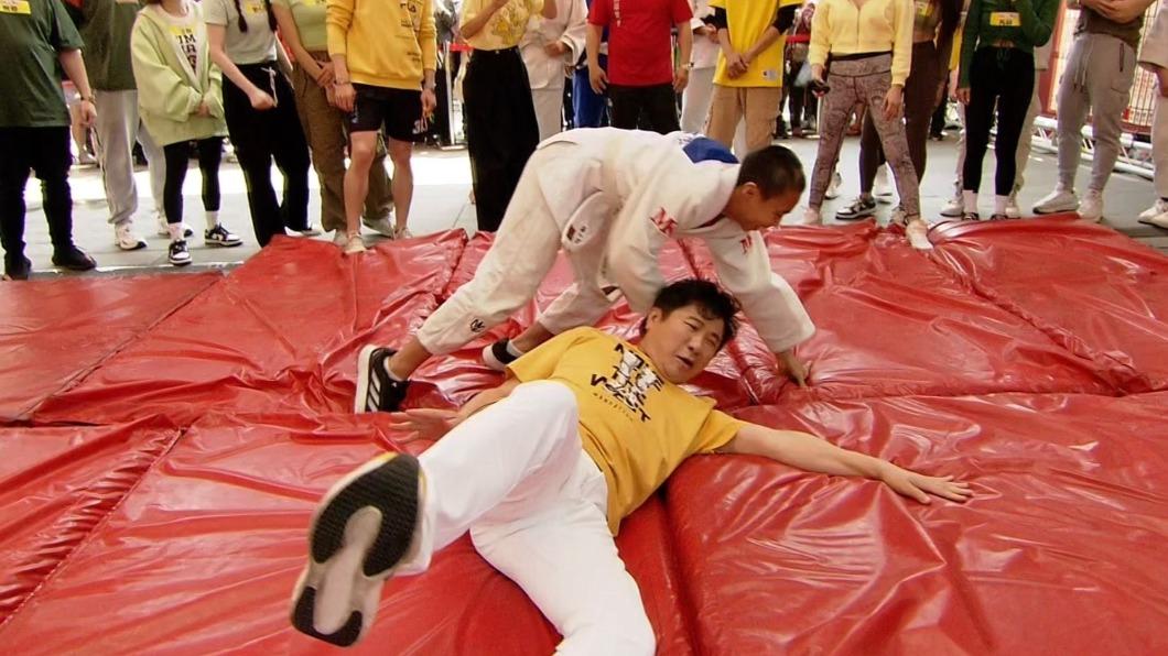 胡瓜遭過肩摔。(圖/民視提供)