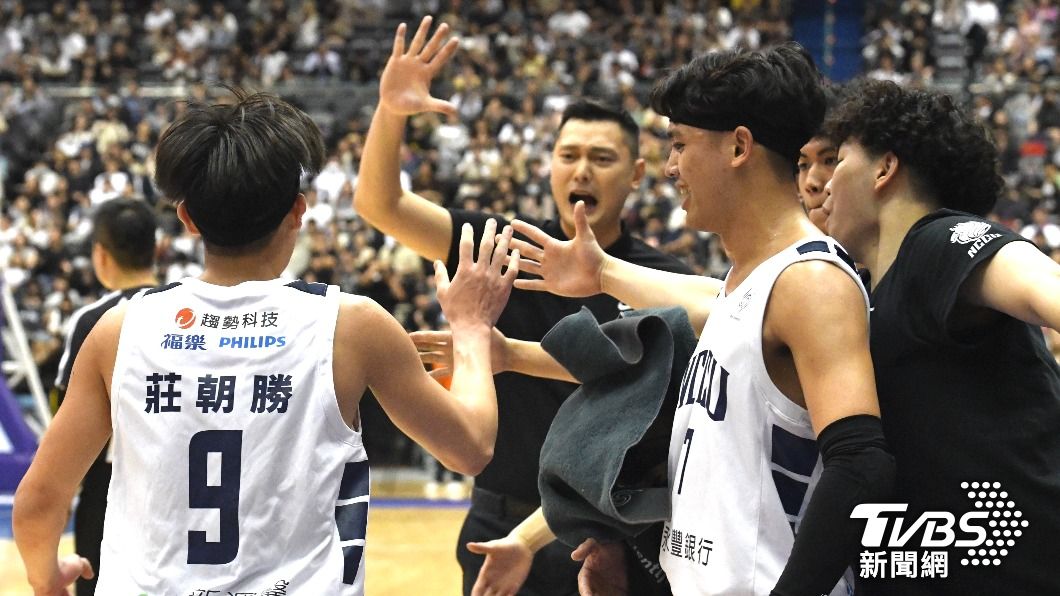 政治大學全隊士氣旺盛。(圖/胡瑞麒攝)