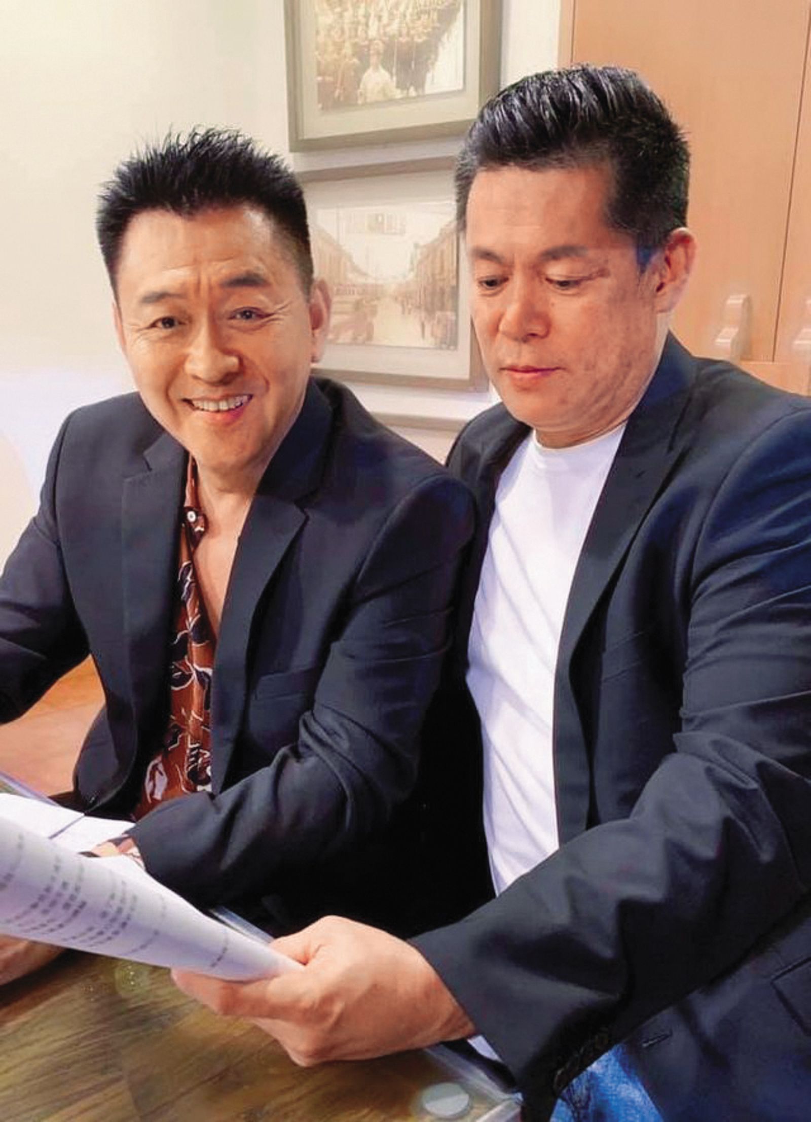 2020年汪建民(右)曾和庹宗華(左)合作戲劇演出。(圖/翻攝自汪建民臉書)