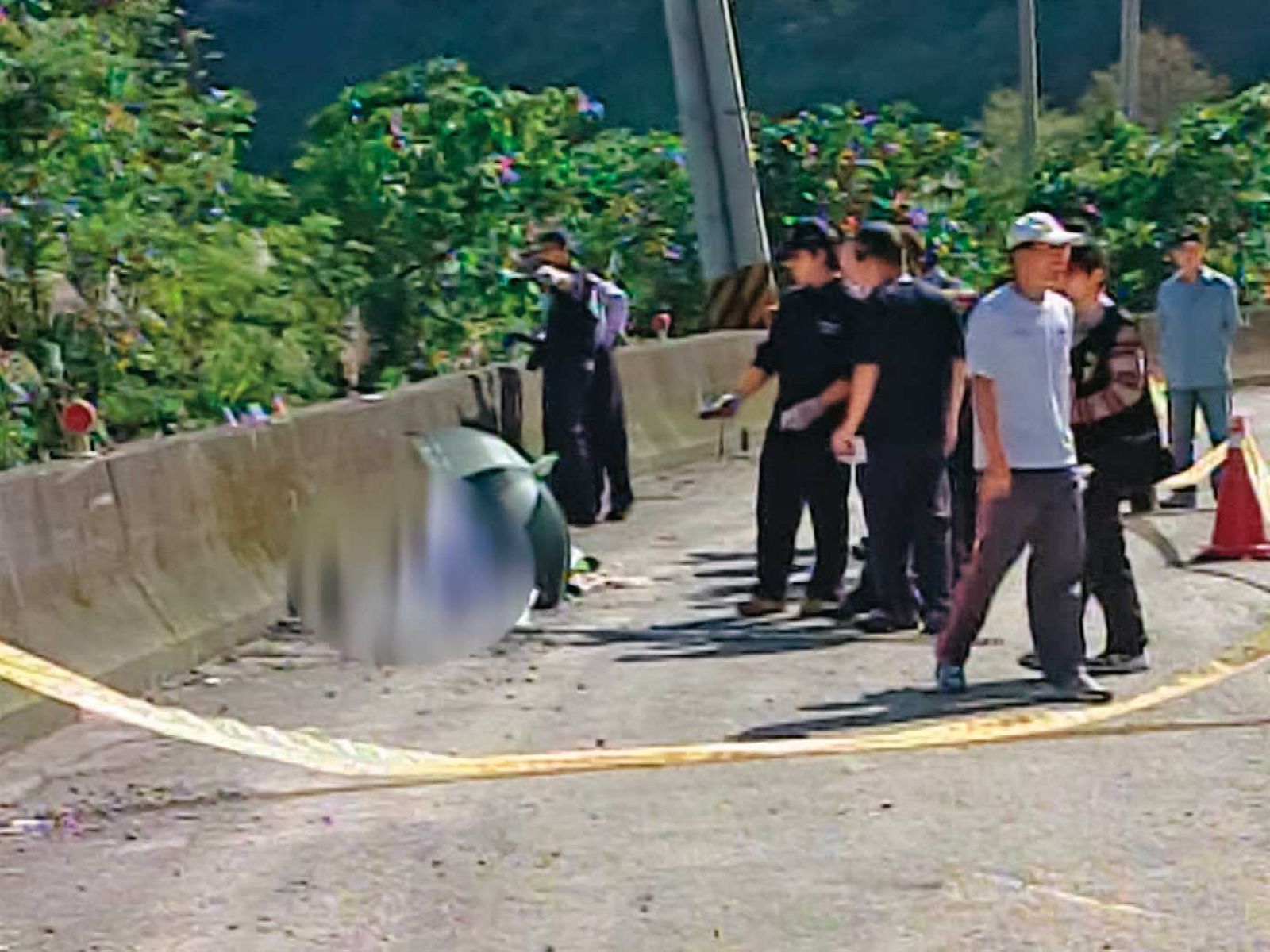 死者被人發現陳屍蘇花公路，警方封鎖現場仔細蒐證。（圖／東森新聞提供）