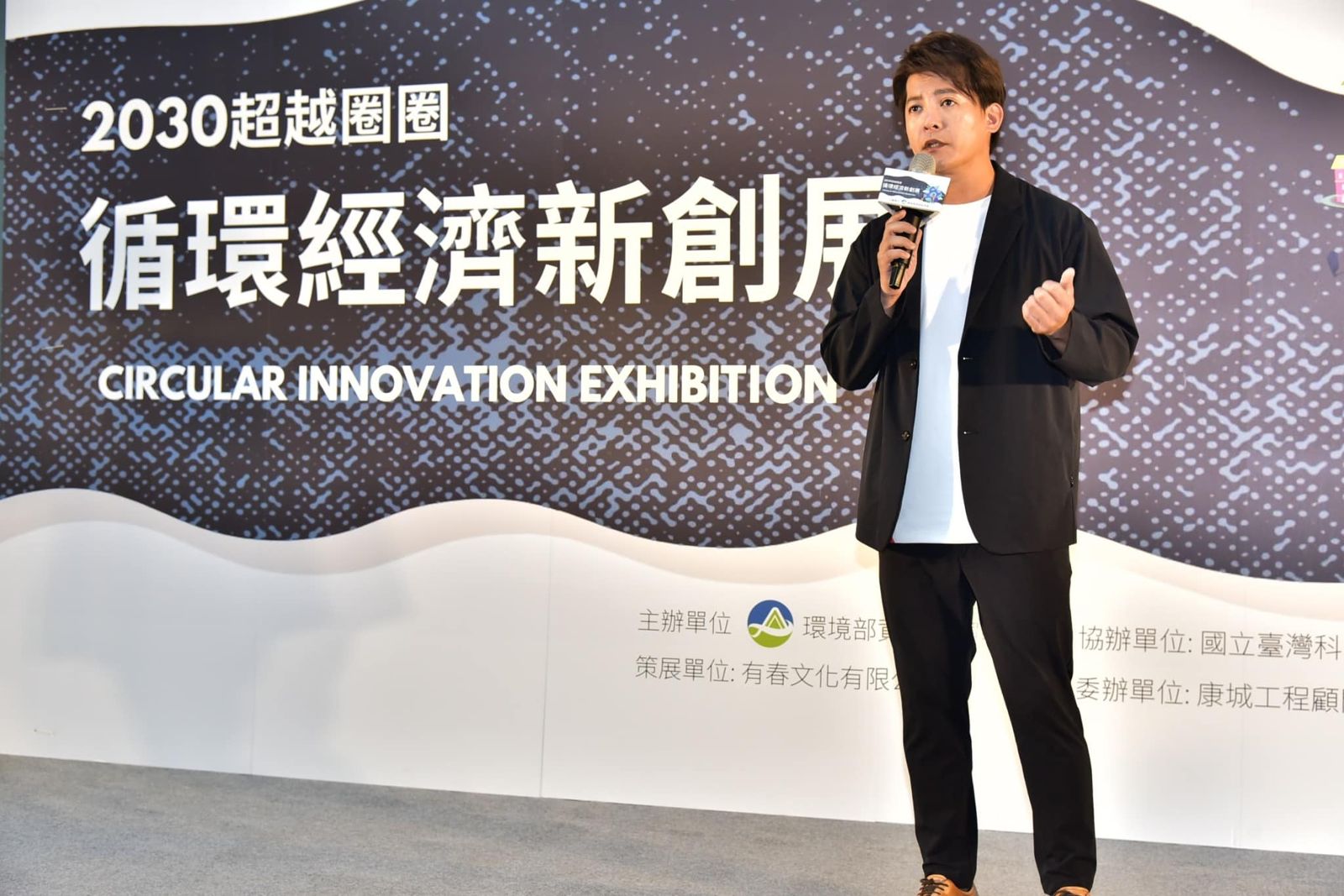 謝哲青前年罹患心肌炎,體重一下掉了10公斤。(圖/翻攝自謝哲青臉書)