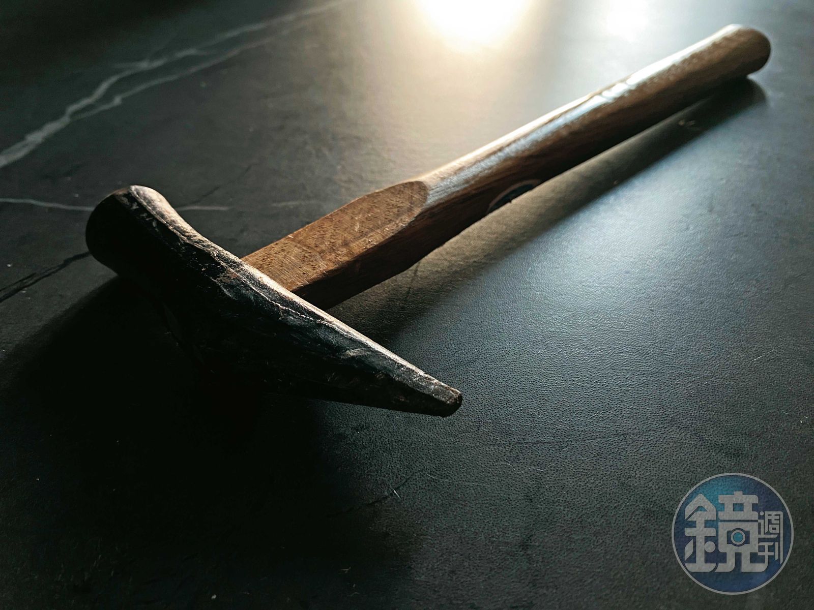 呂男持鐵鎚狂敲死者頭部奪命。（圖／鏡週刊）