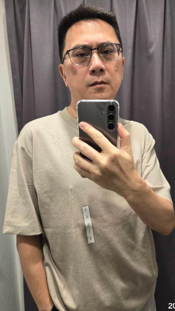486先生在平價服飾店找到類似汪小菲T恤的款式,網友紛紛誇讚他穿起來比較帥。(圖/翻攝自486先生臉書)