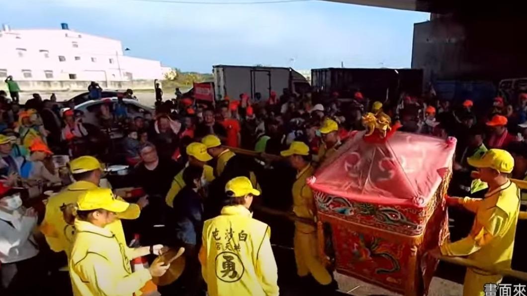 白沙屯媽祖鑽進人群內。(圖/翻攝自白沙屯媽祖網路電視台)