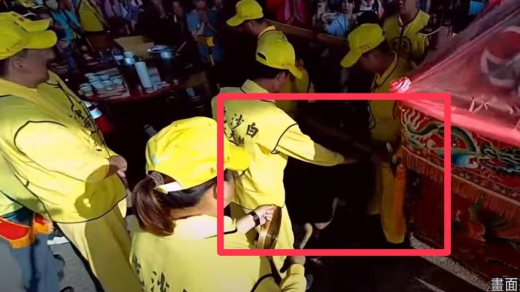 2名女信徒受到加持。(圖/翻攝自白沙屯媽祖網路電視台)