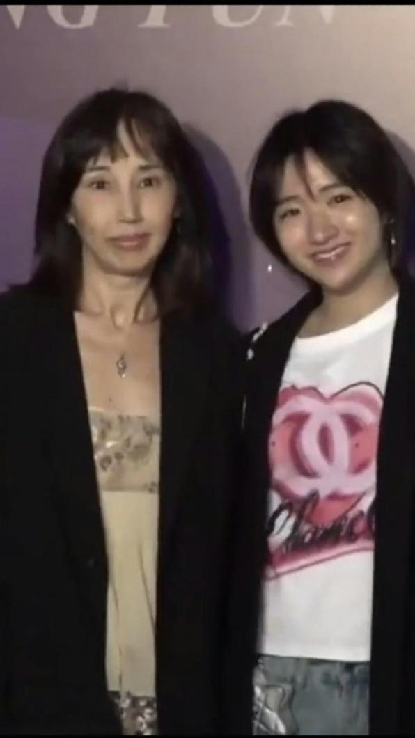 柏安妮和女兒許恩怡出席經紀人生日宴，被網友發現與過去美麗樣貌相差甚大。（圖／翻攝自微博）