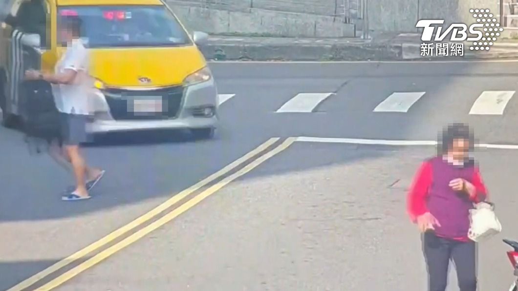 行人未走斑馬線穿越馬路,計程車按喇叭釀成衝突。(圖/TVBS)