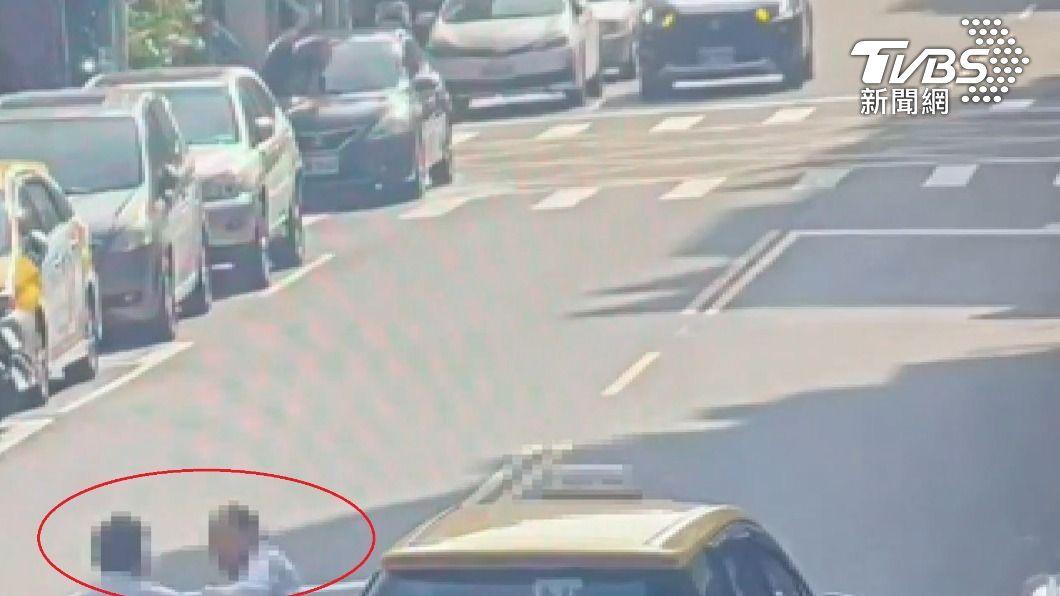 沒走斑馬線被叭!超派行人跟運將北市大街單挑 下場全進警局