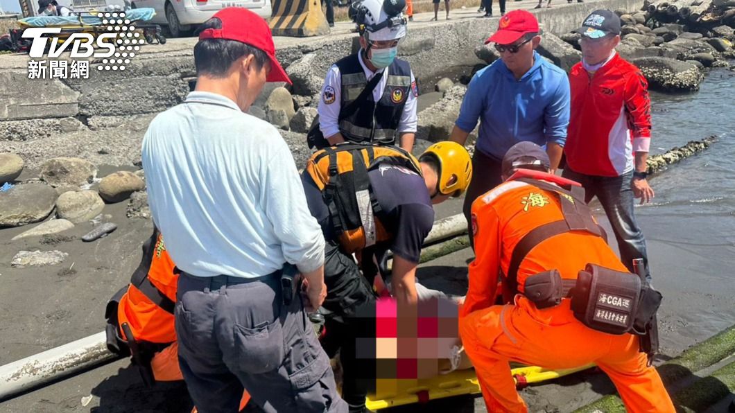 軍人開車衝南寮漁港!墜海淹死失智母 兄悲痛認屍頻拭淚
